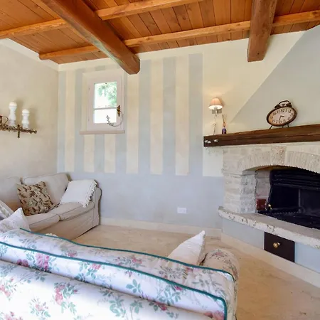 Holiday home Gorgeous In With Kitchen Pietrasanta